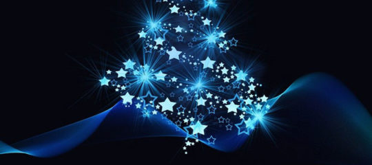 guirlande lumineuse d'intérieur décorant un sapin de Noël