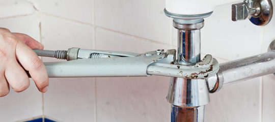 Qui contacter en cas de fuite d'eau à Paris ?